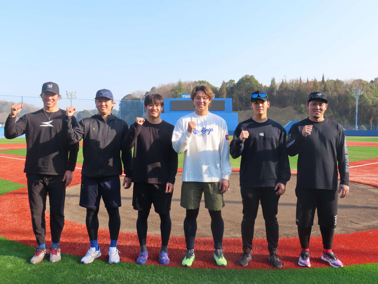 自主トレを公開した「チーム森原」の右から、DeNA中川虎、坂本、森原、森下、若松、日本ハム清宮虎（撮影・山本佳央）