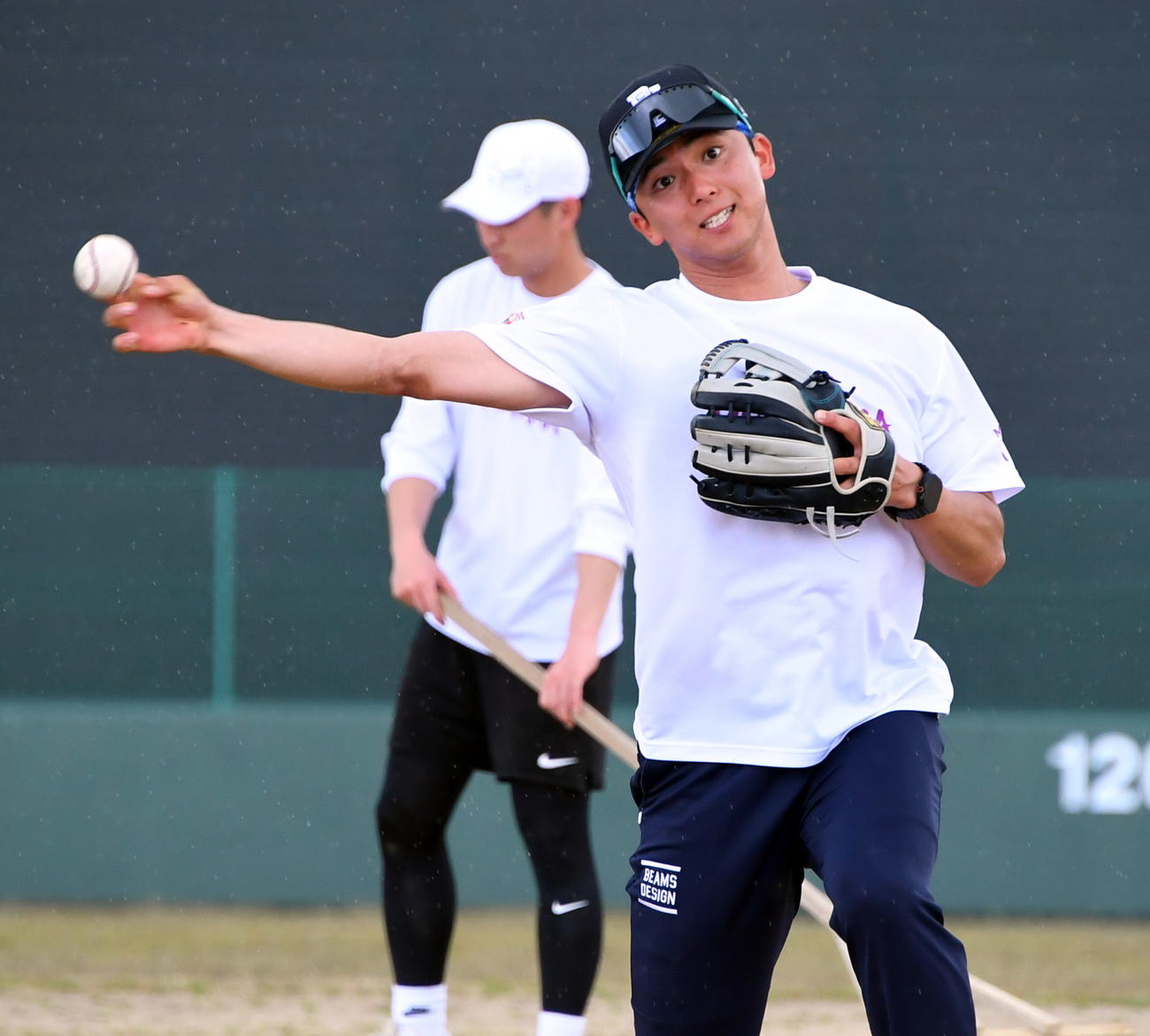 鹿児島県内で自主トレを公開しノックを受ける楽天宗山（撮影・山田愛斗）