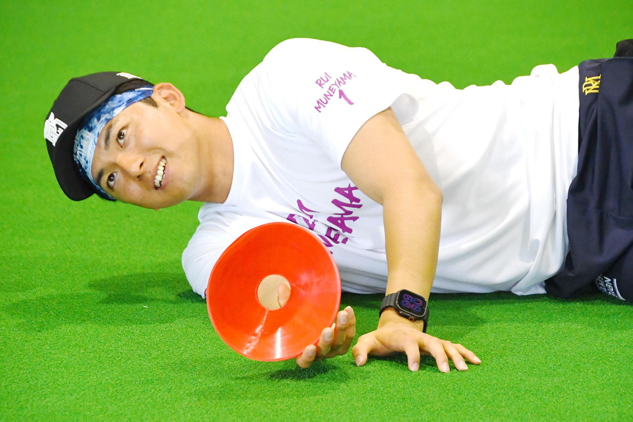 鹿児島県内で自主トレを公開し体幹トレーニングに励む楽天宗山（撮影・山田愛斗）