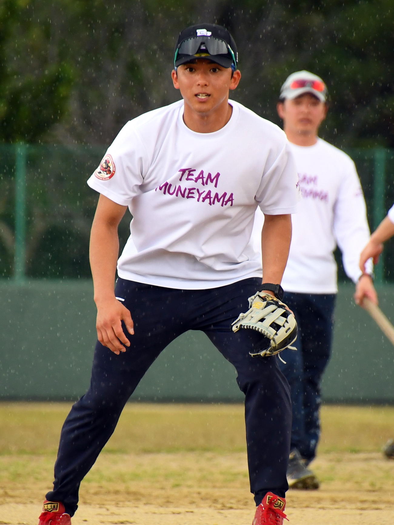 鹿児島県内で自主トレを公開しノックを受ける楽天宗山（撮影・山田愛斗）