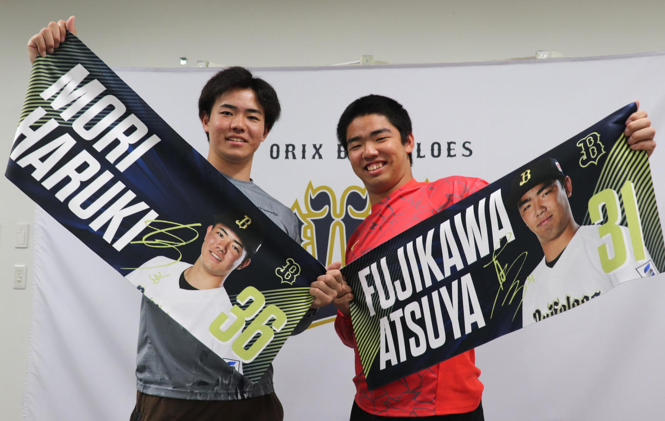 新発売のグッズをPRする、オリックスのドラフト2位森陽樹投手（左）とドラフト1位の藤川敦也投手（撮影・中島麗）