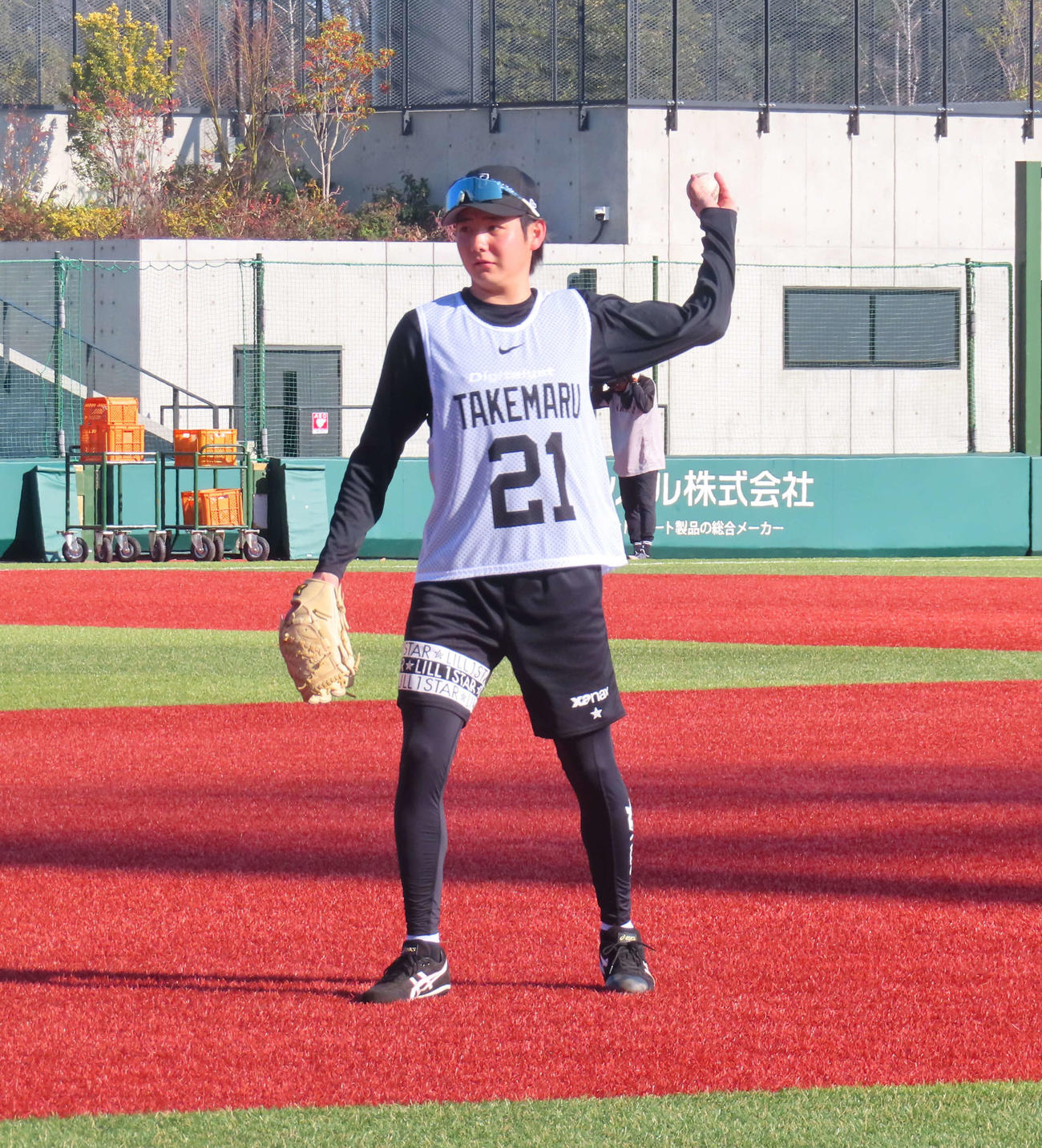 巨人新人合同自主トレ　ペッパーでボールを投げる竹丸（撮影・北村健龍）
