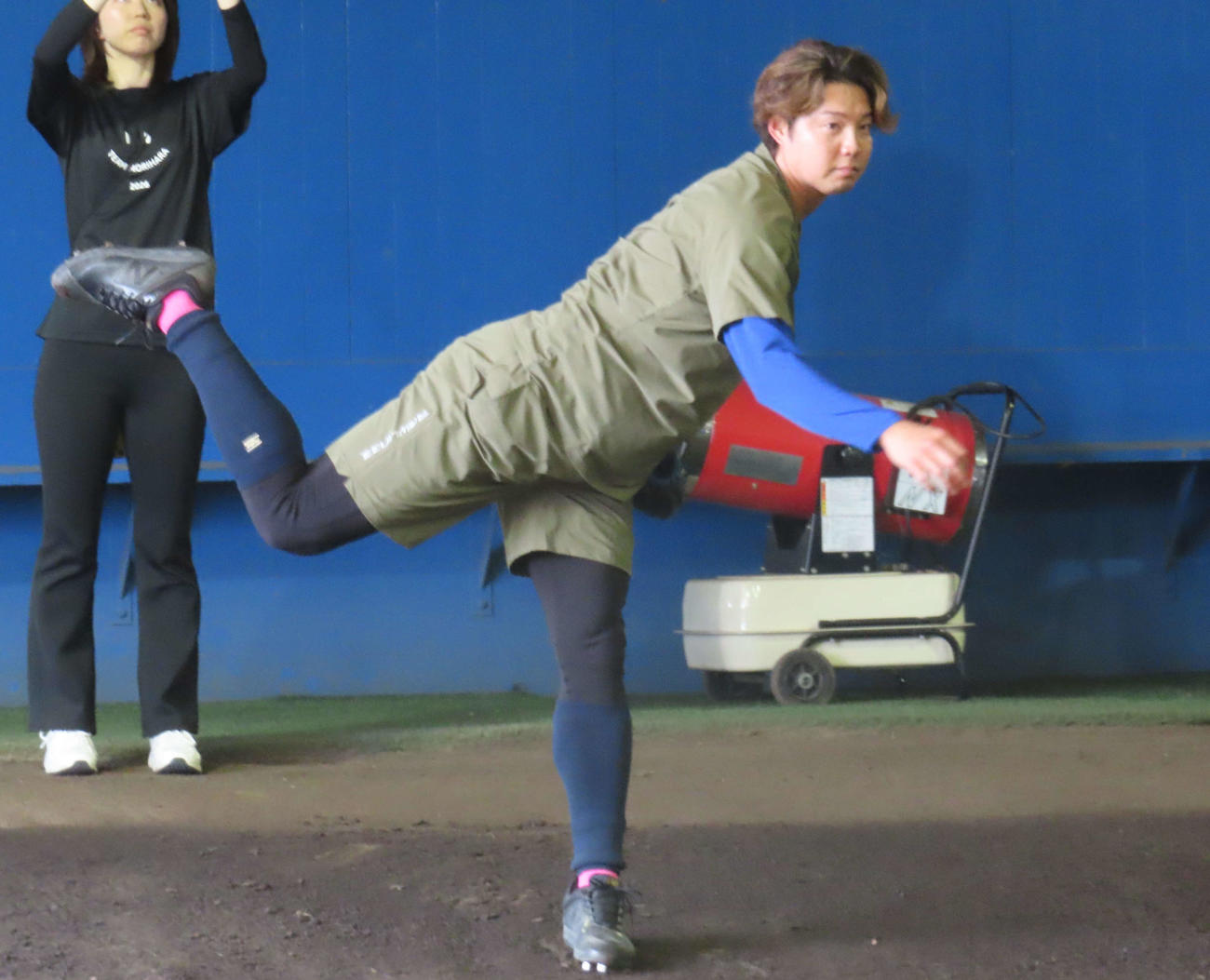 自主トレを公開し、ブルペンで投球するDeNA森原（撮影・山本佳央）