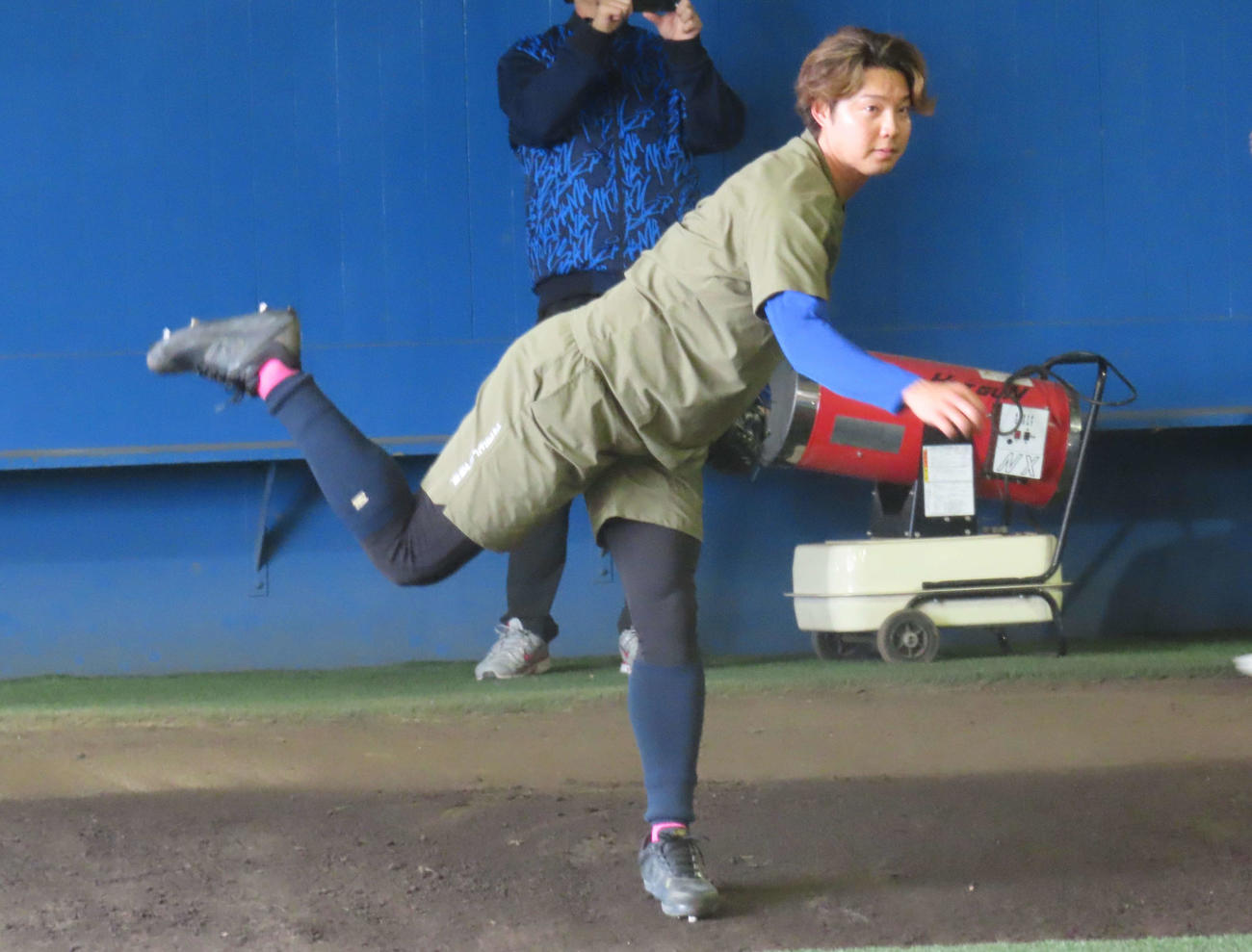 自主トレを公開し、ブルペンで投球するDeNA森原（撮影・山本佳央）