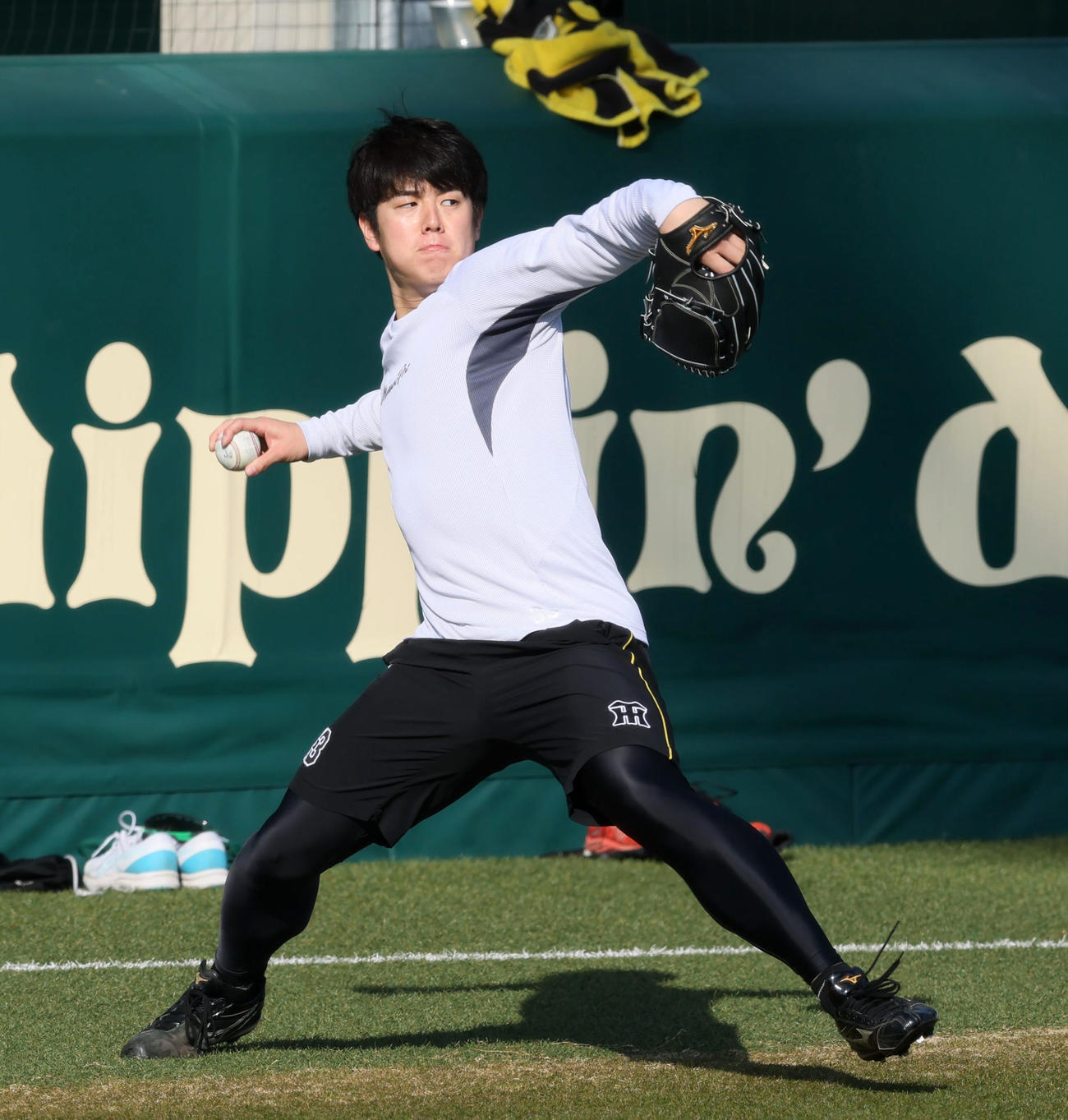 自主トレでキャッチボールする阪神石黒（撮影・加藤哉）