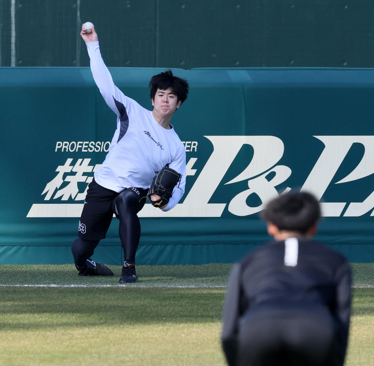 自主トレでキャッチボールする阪神石黒（撮影・加藤哉）