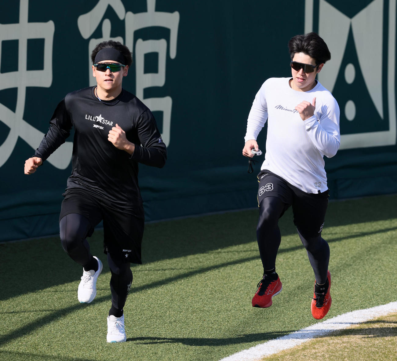 自主トレで外野をランニングする阪神早川（左）と石黒（撮影・加藤哉）