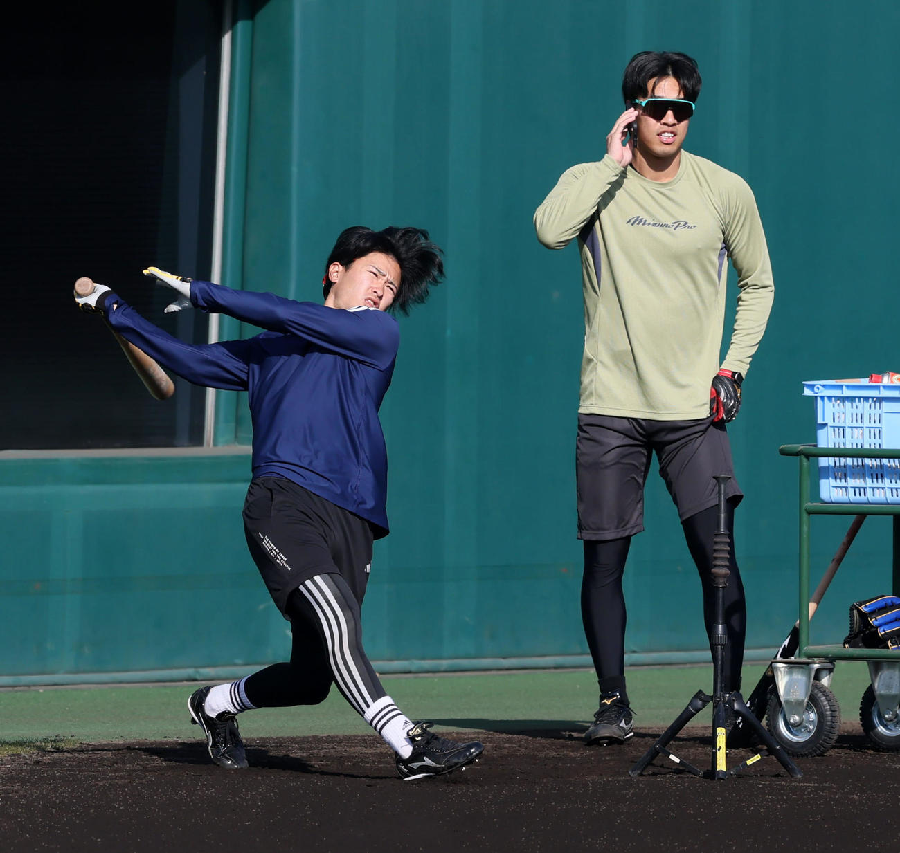 阪神山崎（左）と岡城が自主トレ休日返上でロングティー打撃を行った（撮影・加藤哉）