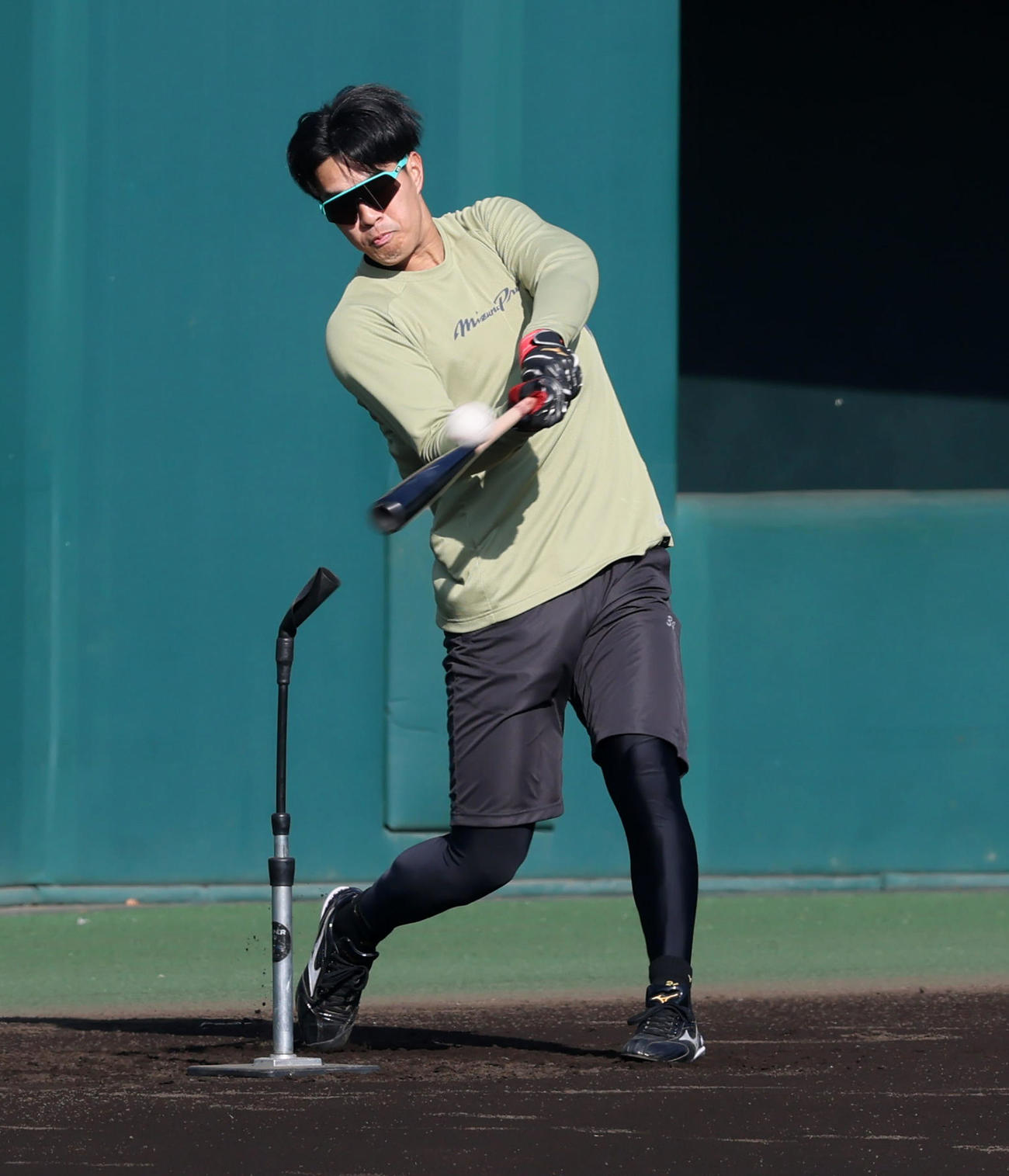 阪神岡城は自主トレ休日返上でロングティー打撃を行った（撮影・加藤哉）