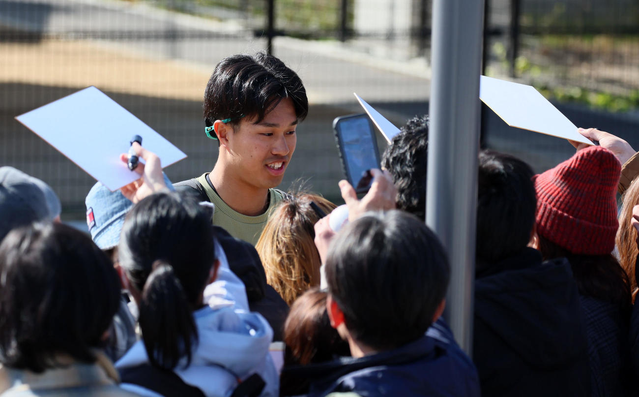 阪神は見学に来たファンにサインする（撮影・加藤哉）