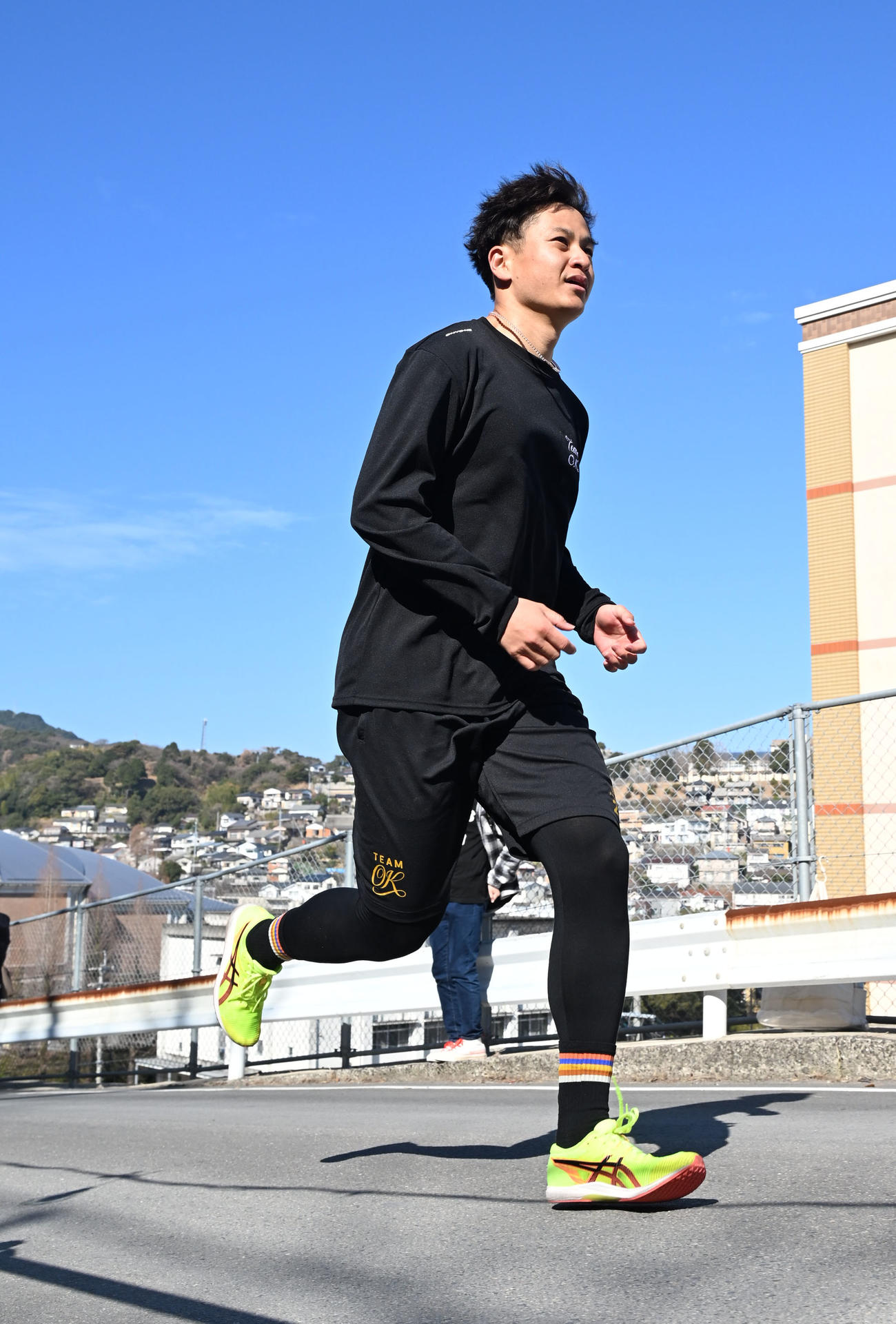 長崎市内の坂道を走る阪神大竹（撮影・林敢治）