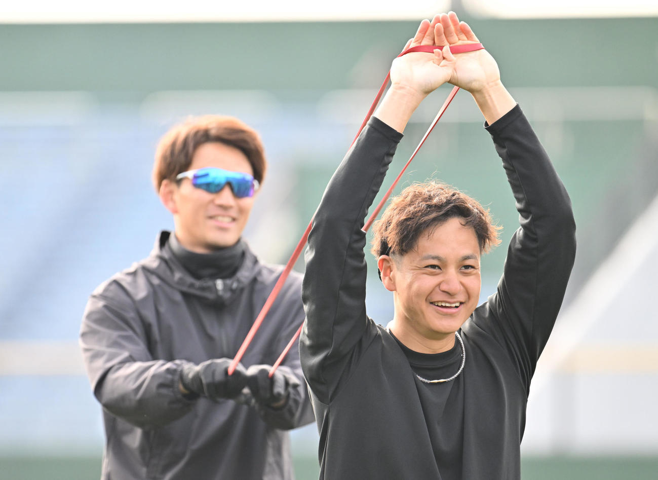 長崎で自主トレーニングを行う阪神大竹、左はロッテ小島（撮影・林敢治）