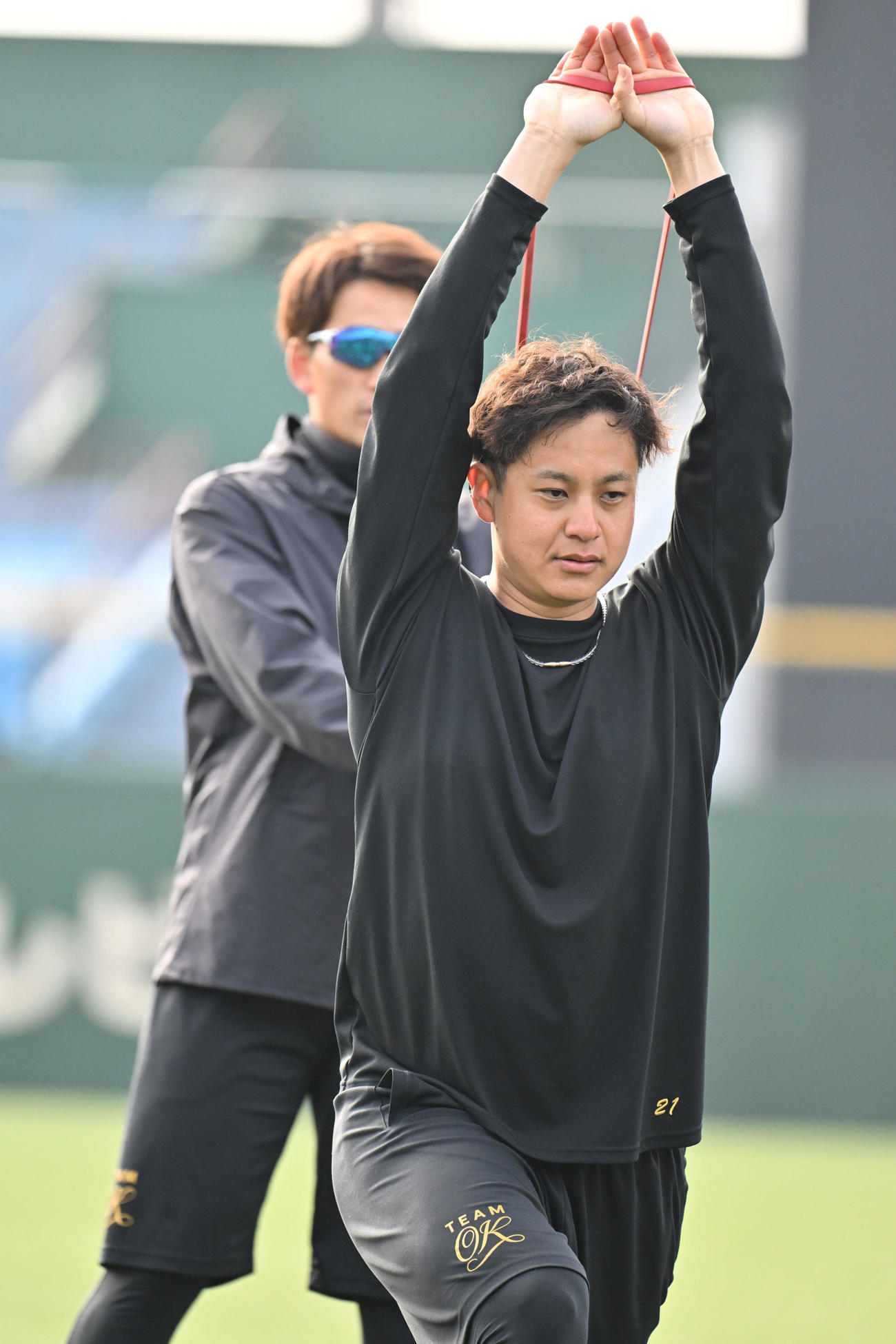 長崎ビッグNスタジアムで自主トレーニングを行う阪神大竹（右）（撮影・林敢治）