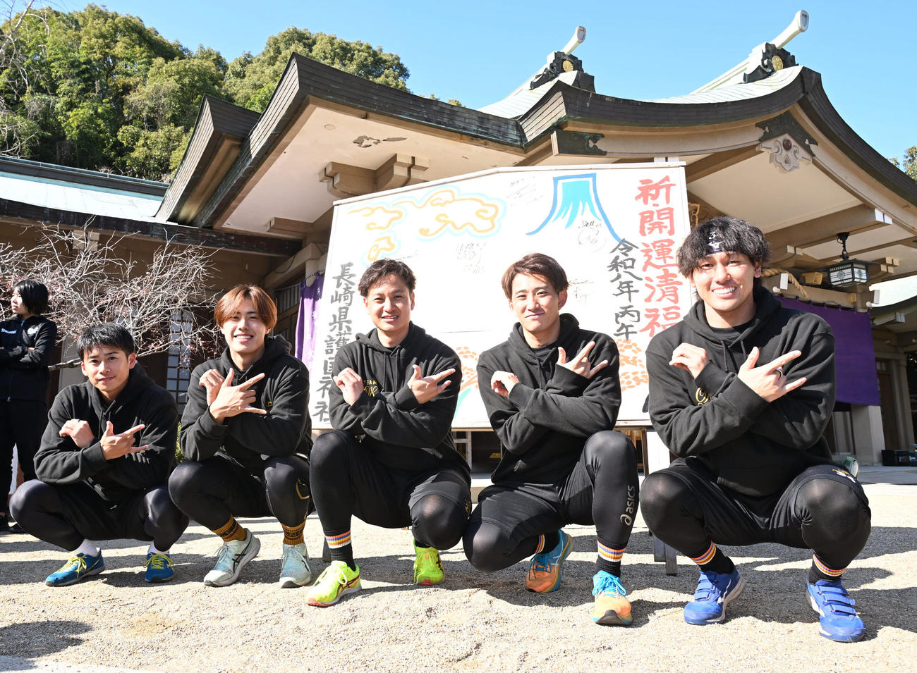 記念撮影に応じる阪神大竹（上段中央）率いるチームOK（撮影・林敢治）