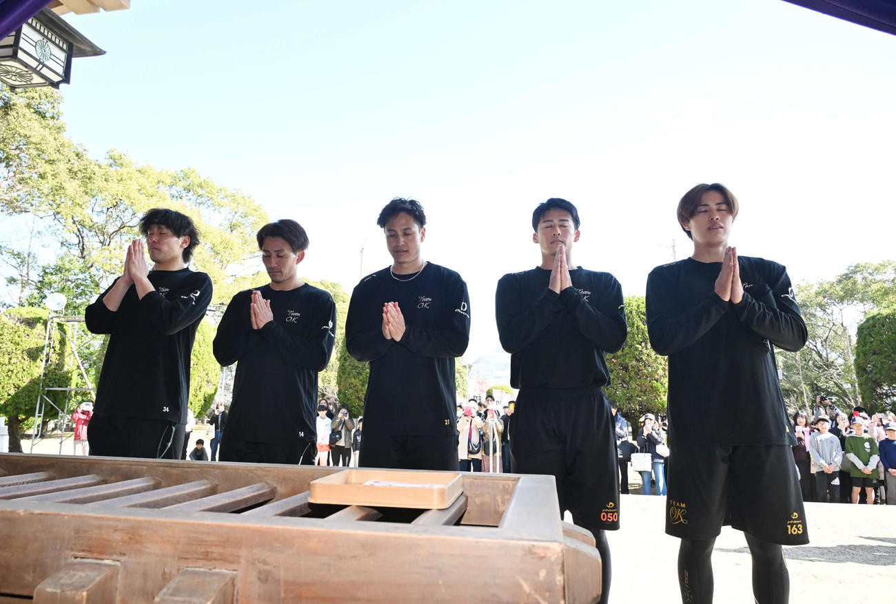参拝する阪神大竹（中央）率いるチームOK（撮影・林敢治）
