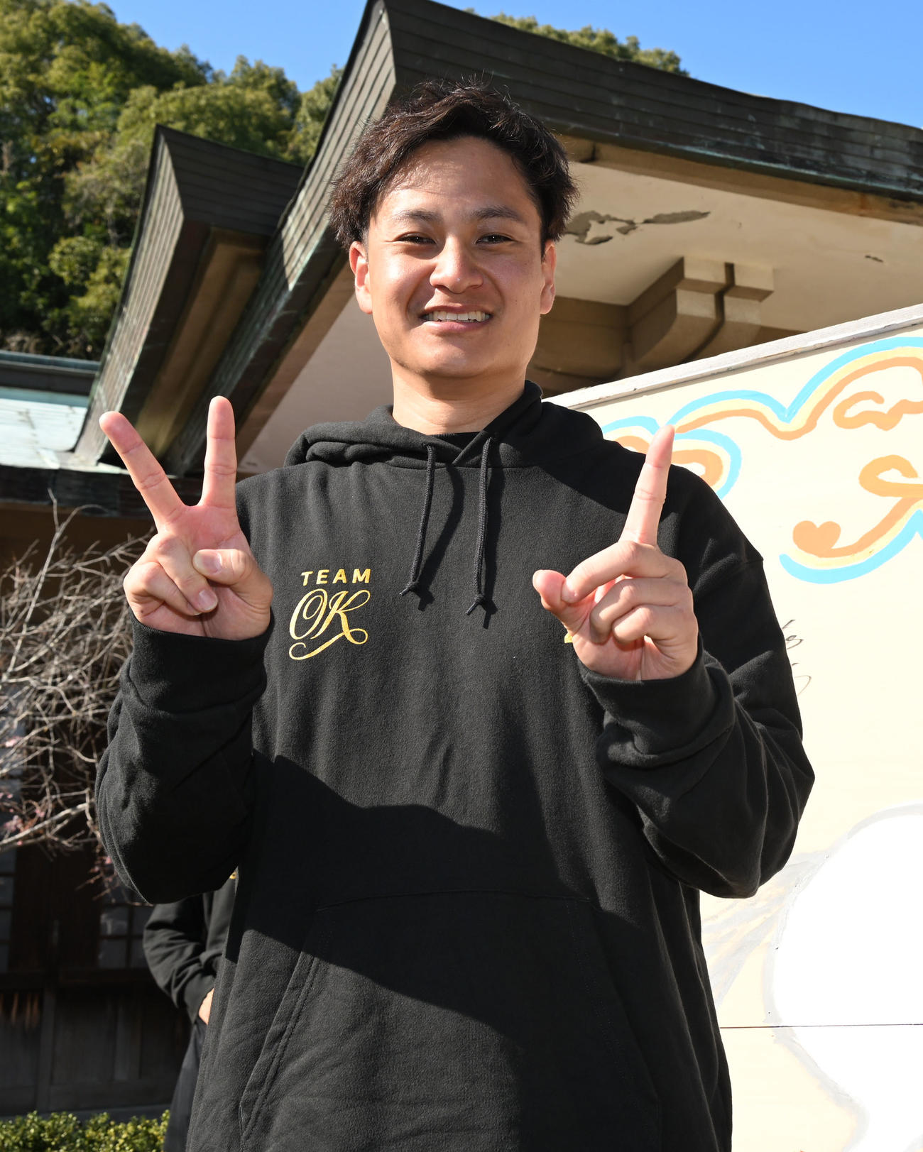 記念撮影に応じる阪神大竹（撮影・林敢治）