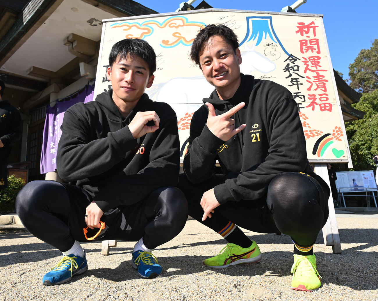 記念撮影に応じる阪神大竹（右）と巨人板東（撮影・林敢治）