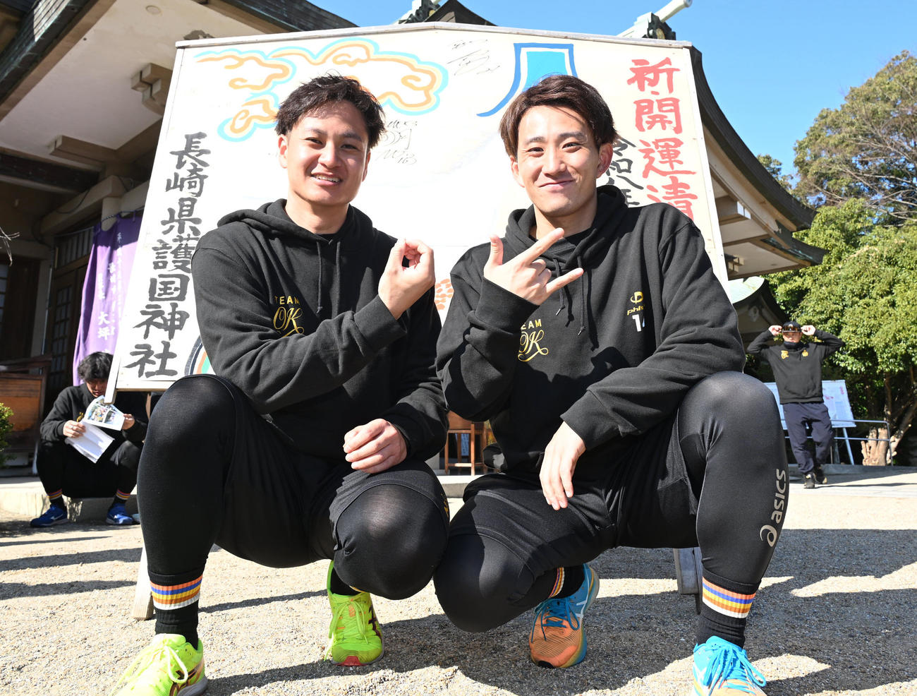 記念撮影に応じる阪神大竹（左）とロッテ小島（撮影・林敢治）