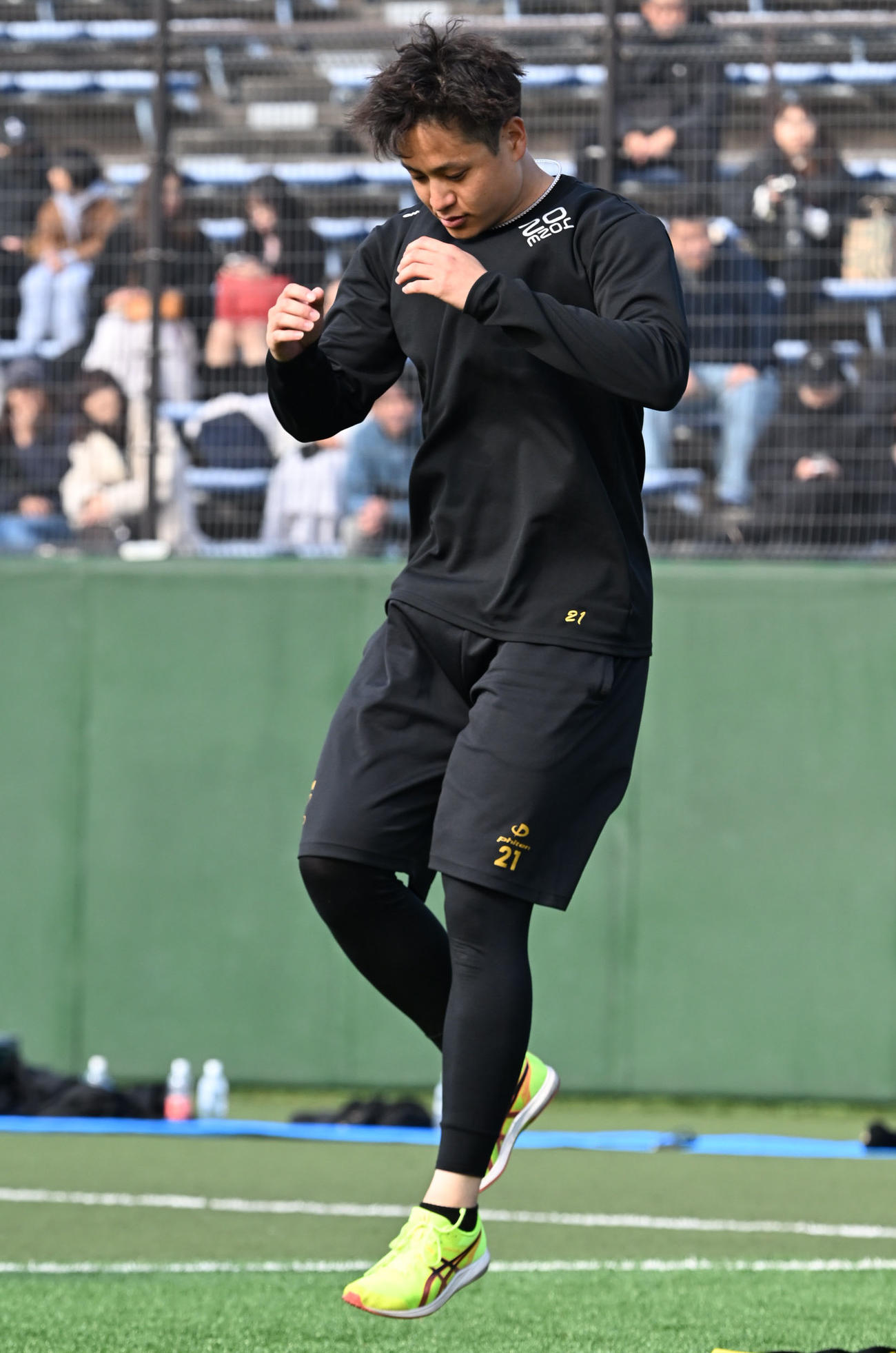 長崎ビッグNスタジアムで自主トレーニングを行う阪神大竹（撮影・林敢治）