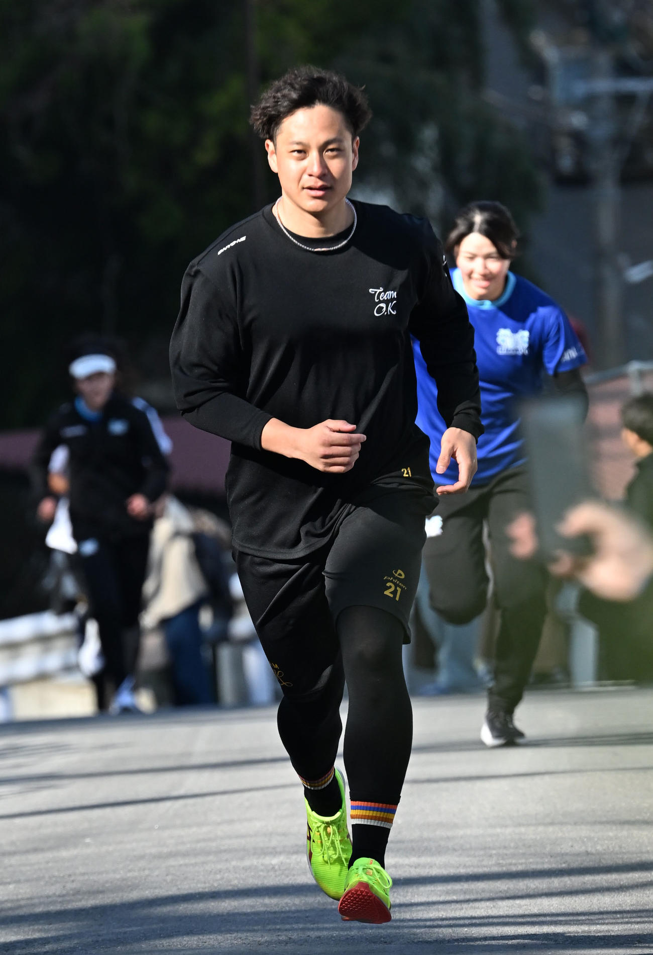 長崎市内の坂道を走る阪神大竹（撮影・林敢治）