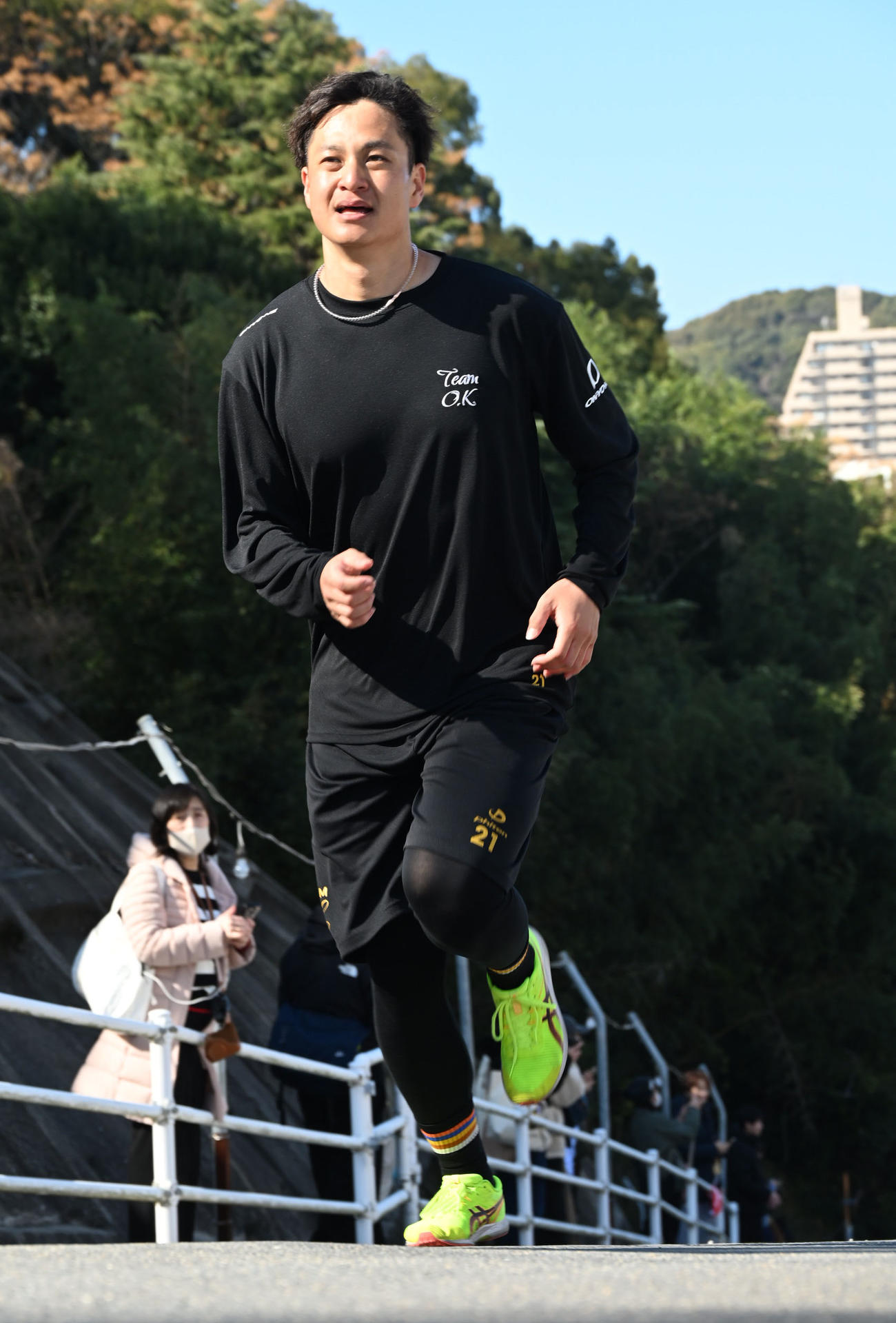 長崎市内の坂道を走る阪神大竹（撮影・林敢治）