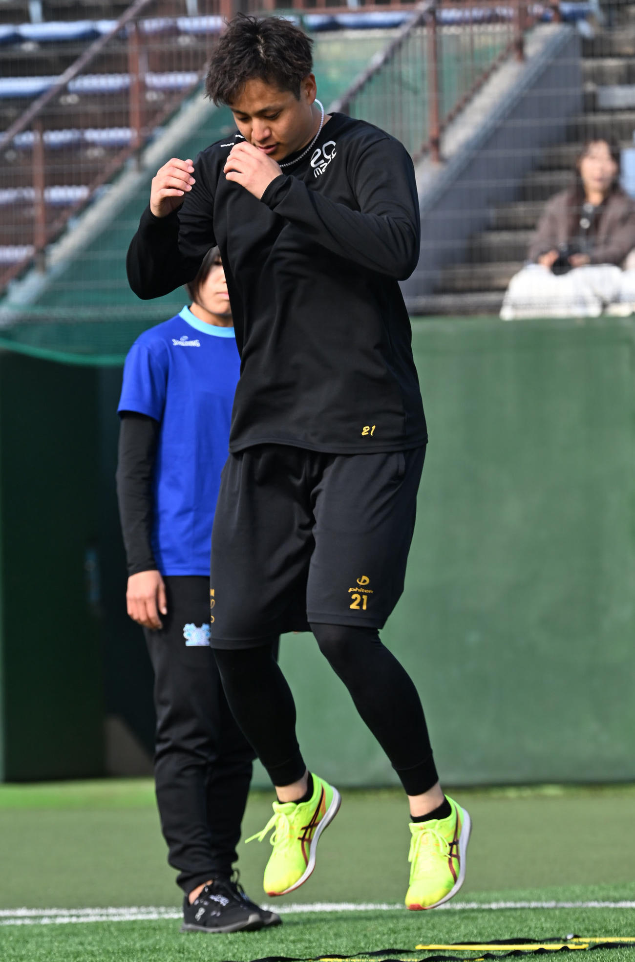 長崎ビッグNスタジアムで自主トレーニングを行う阪神大竹（撮影・林敢治）