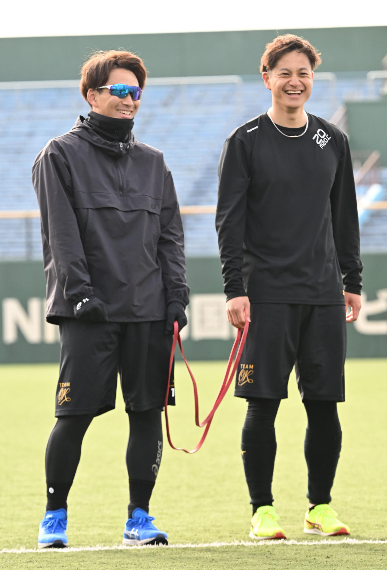 笑顔を見せる阪神大竹（右）とロッテ小島（撮影・林敢治）