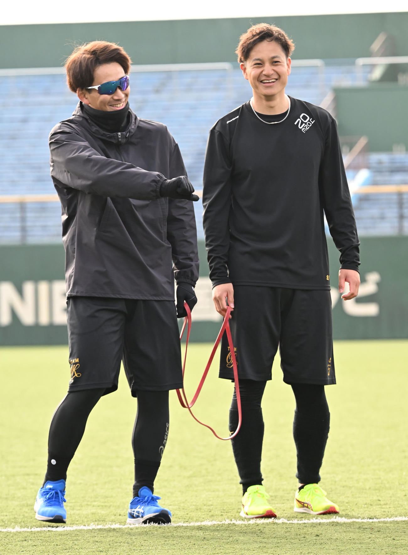 笑顔を見せる阪神大竹（右）とロッテ小島（撮影・林敢治）