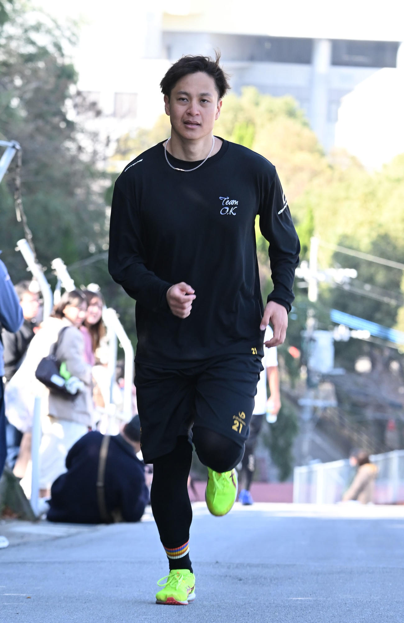 長崎市内の坂道を走る阪神大竹（撮影・林敢治）