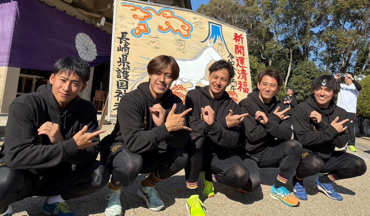 合同自主トレをおこなう左から巨人板東、ソフトバンク佐々木、阪神大竹、ロッテ小島、ロッテ高野脩（球団提供）