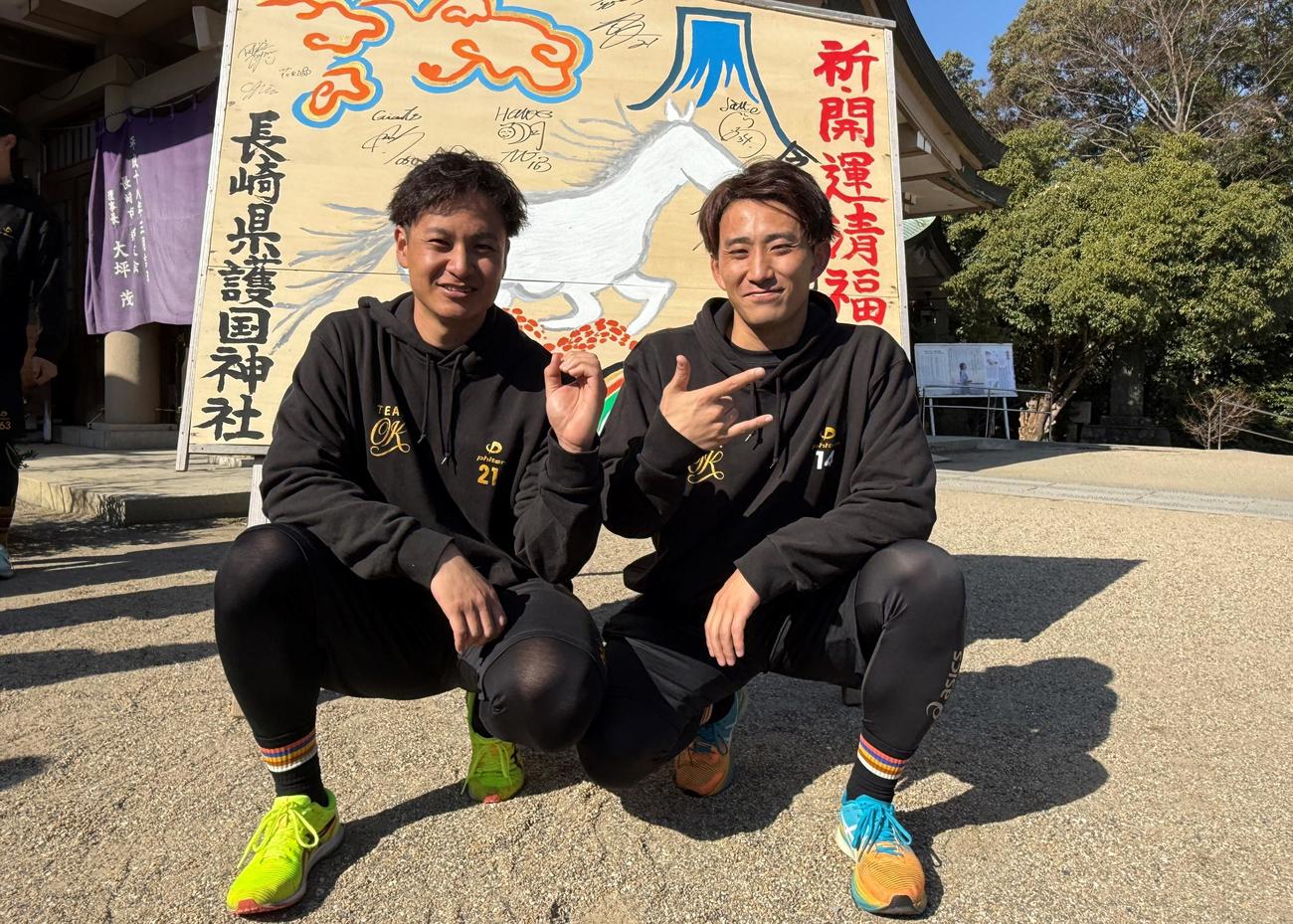 合同自主トレをおこなう阪神大竹（左）とロッテ小島（球団提供）