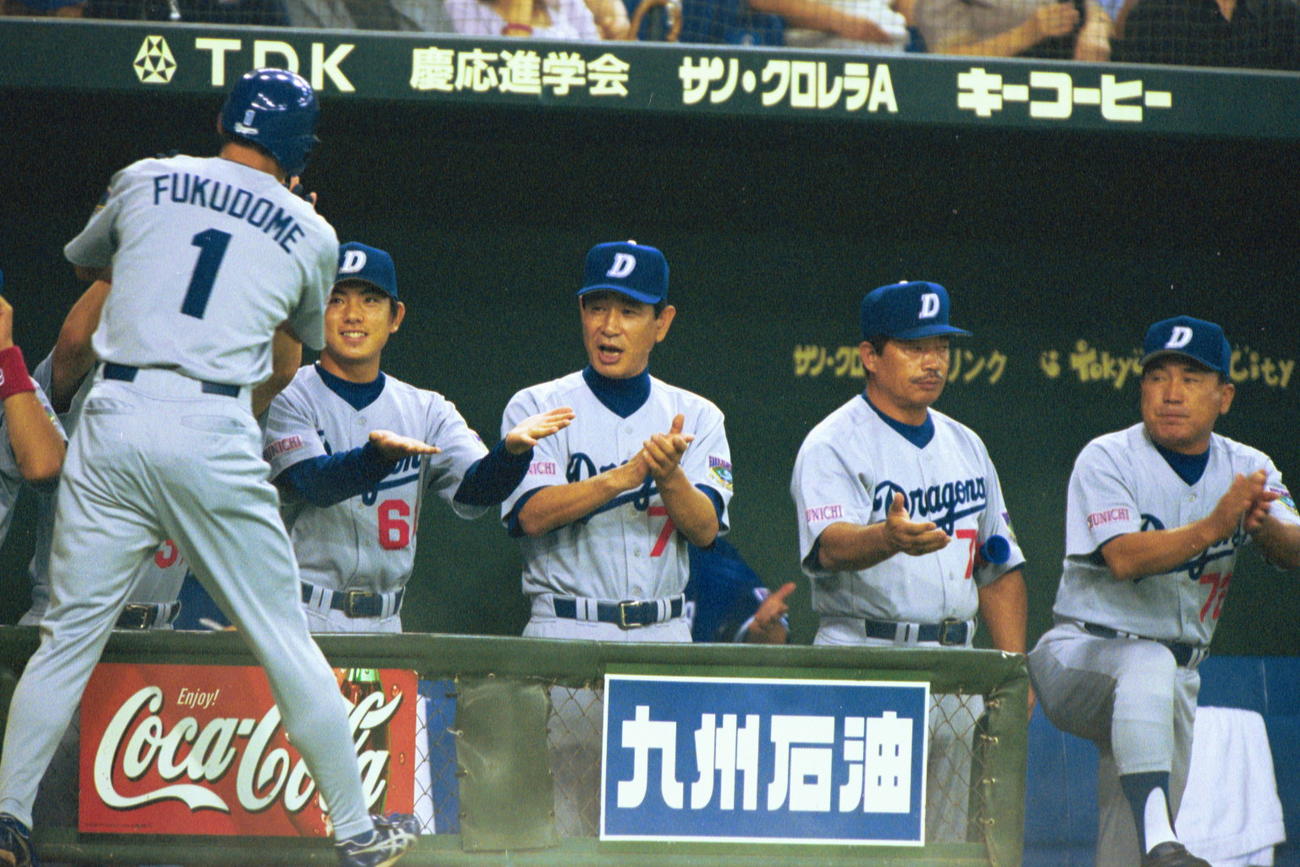 本塁打の福留孝介（左）を出迎える星野仙一監督（中央）（00年9月）