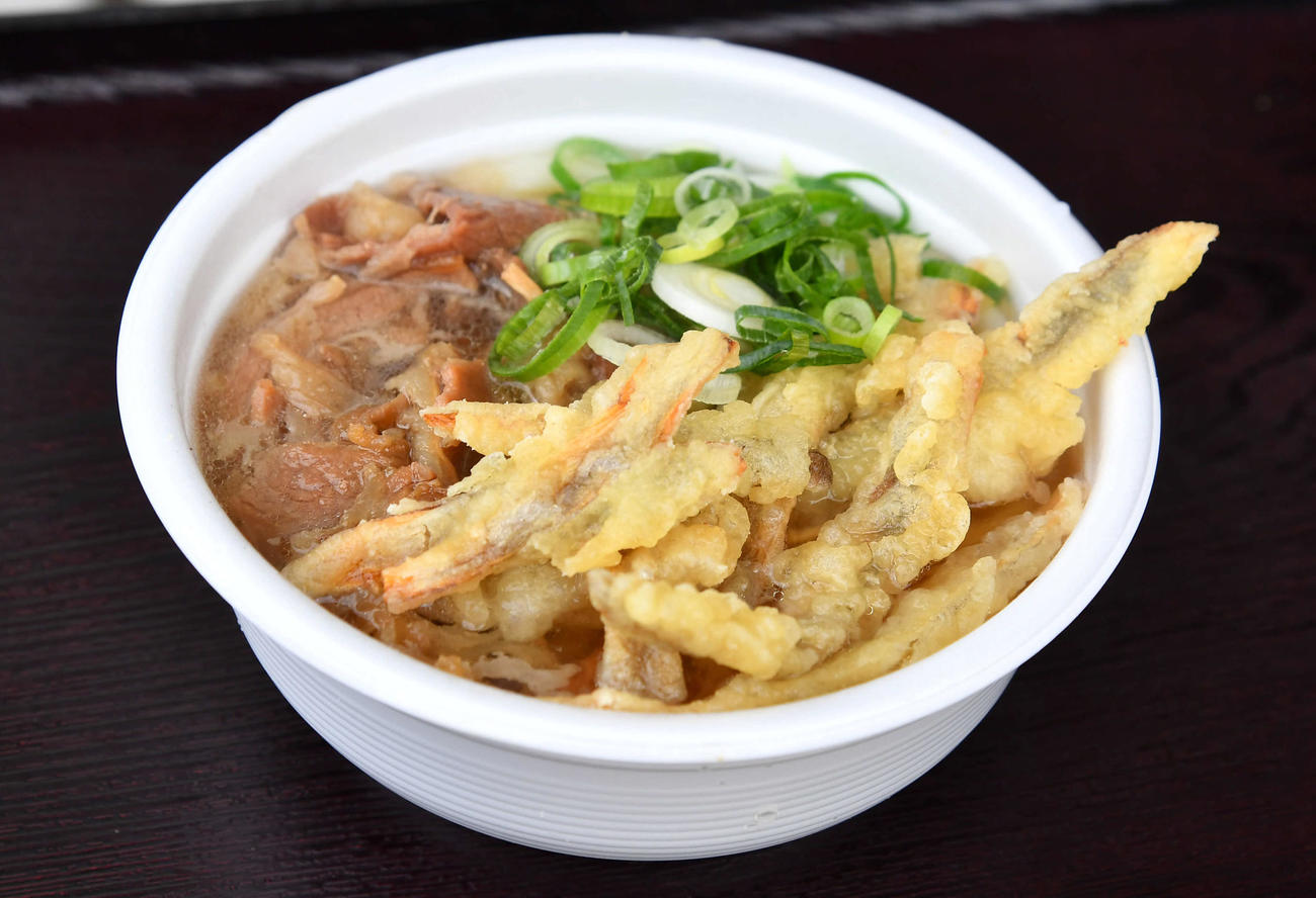 ソフトバンク柳田がファン、報道陣にふるまった肉ごぼう天うどん（撮影・岩下翔太）