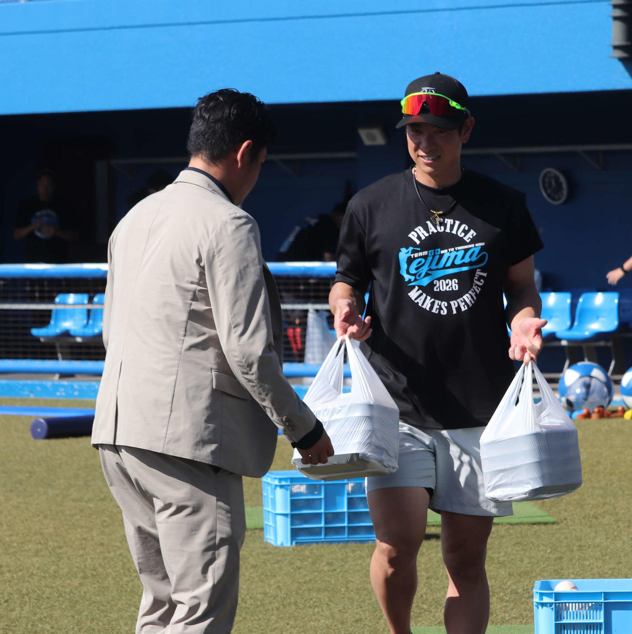 沖縄・伊江島の自主トレで巨人松本が報道陣にお弁当を差し入れ（撮影・小早川宗一郎）