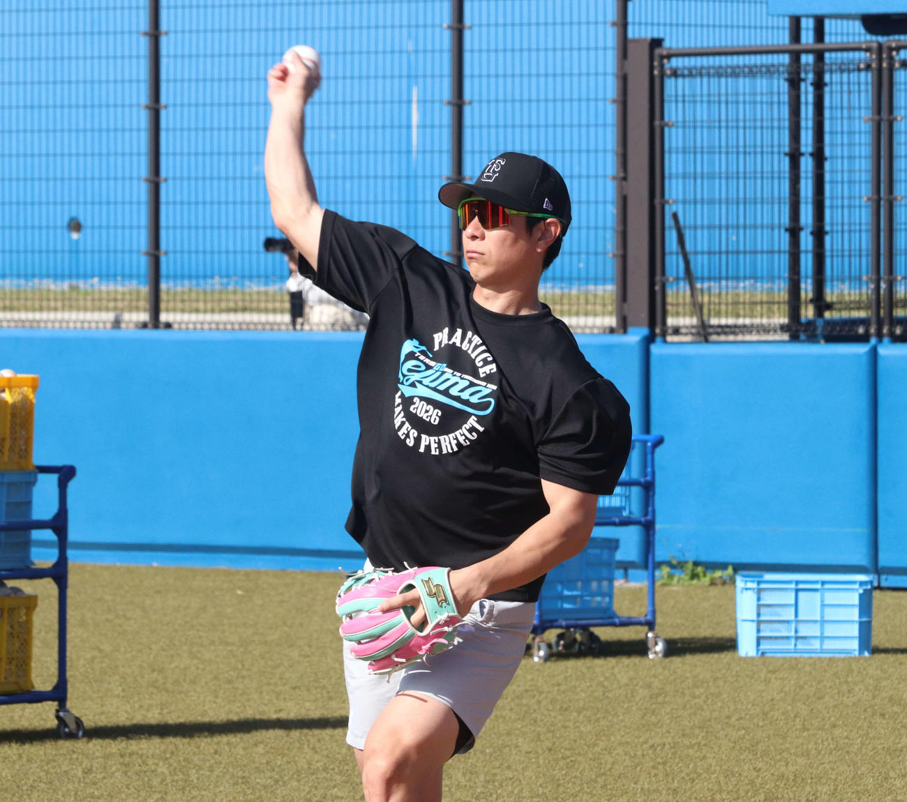 沖縄・伊江島の自主トレを公開した巨人松本（撮影・小早川宗一郎）
