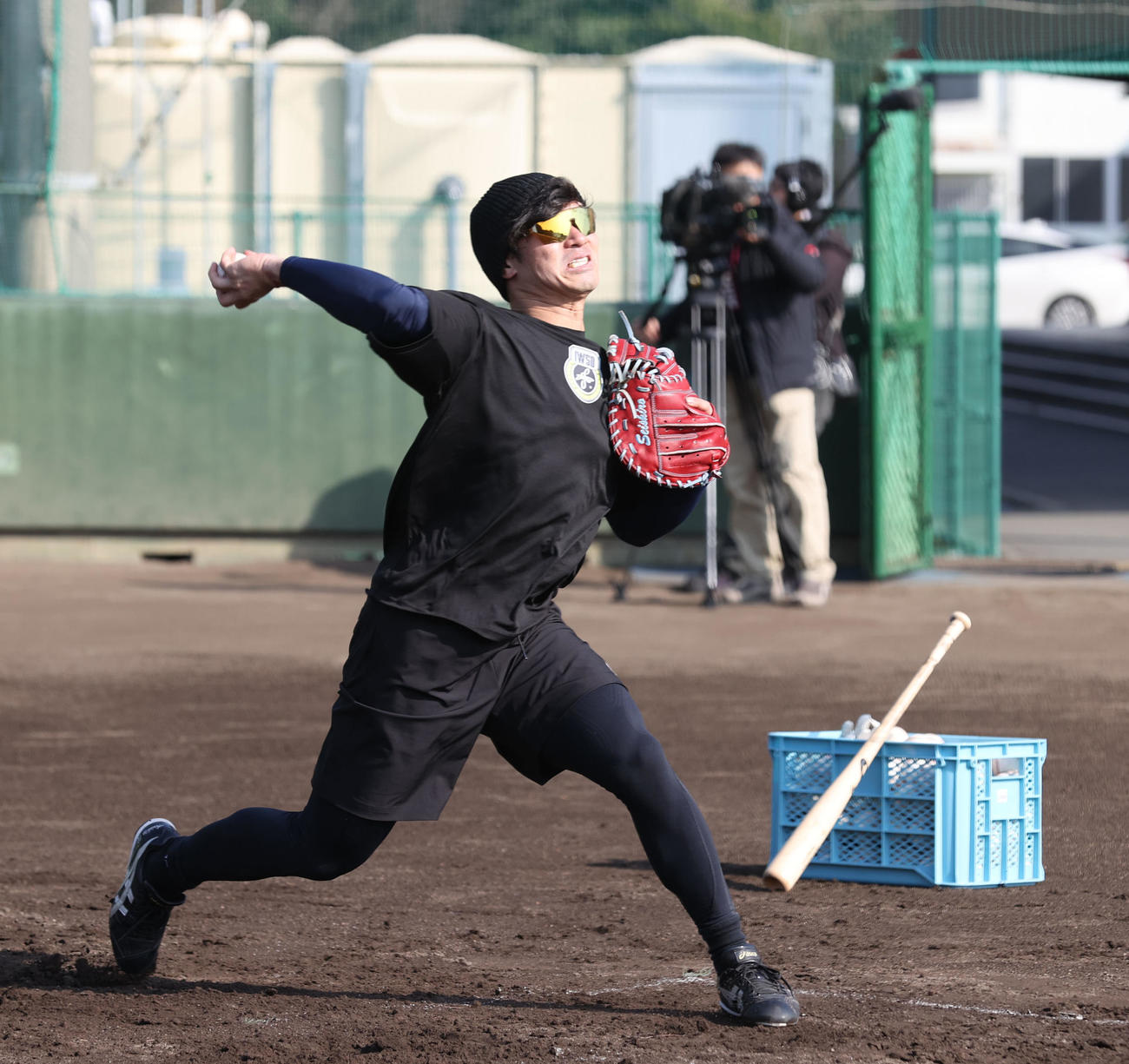 送球練習をする阪神坂本（撮影・梅根麻紀）