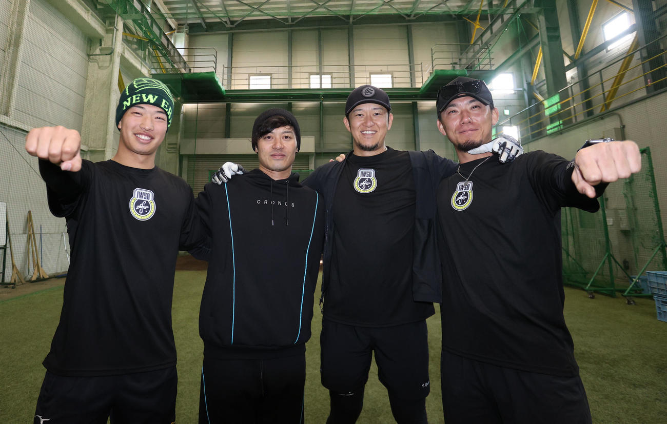 記念撮影に納まる左から阪神の百崎、坂本、岩貞、伊藤将（撮影・梅根麻紀）