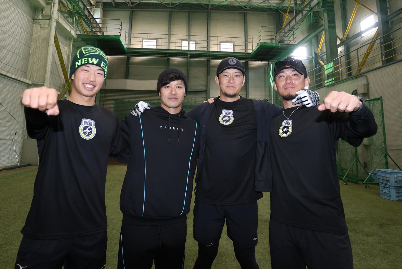 記念撮影に納まる左から阪神の百崎、坂本、岩貞、伊藤将（撮影・梅根麻紀）