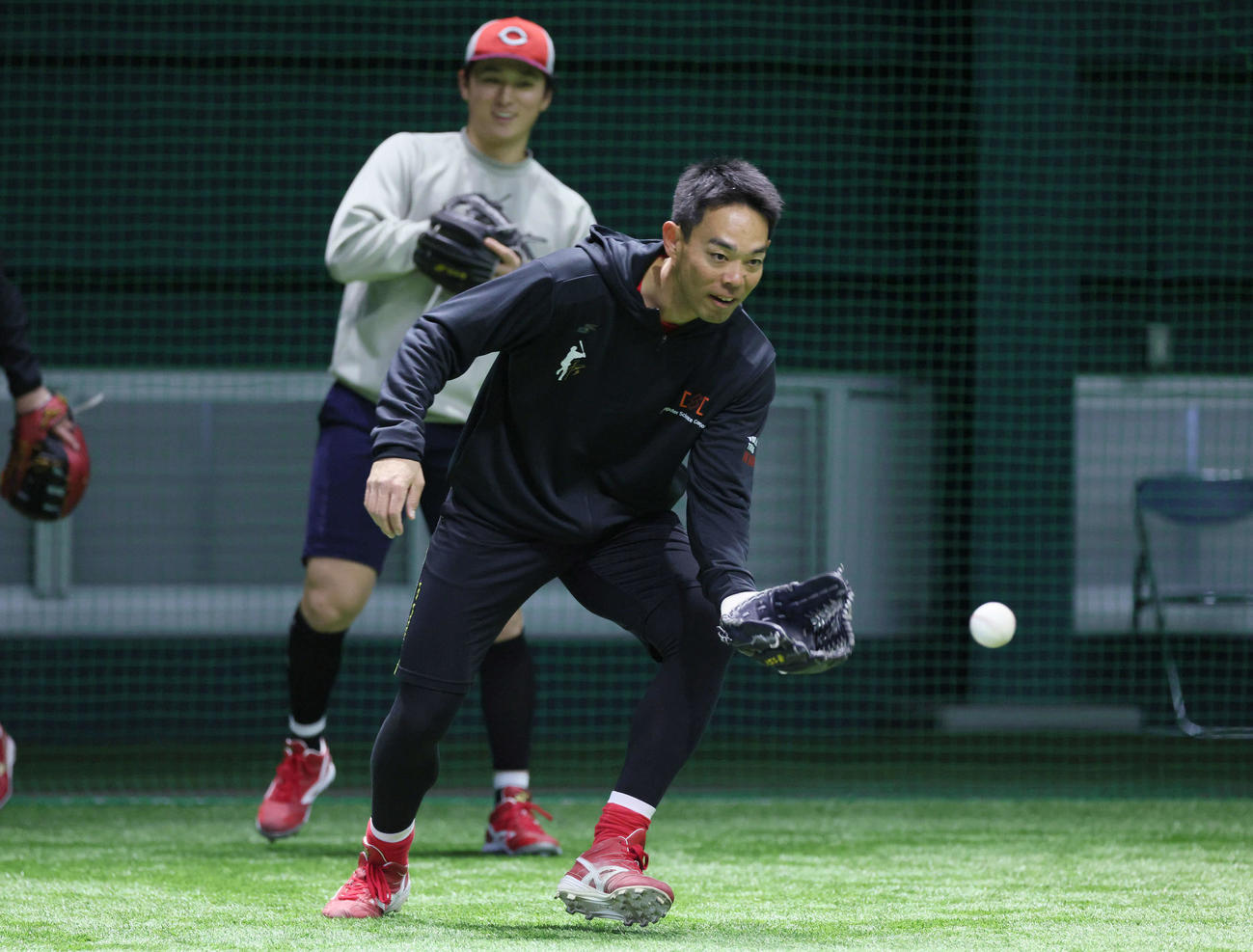 ノックを受ける広島秋山。後方は佐々木（撮影・加藤孝規）