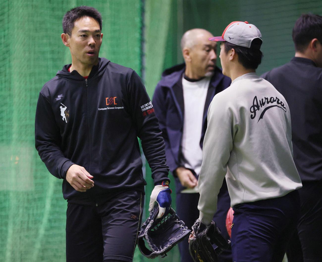 広島秋山（左）と話し合う佐々木（撮影・加藤孝規）