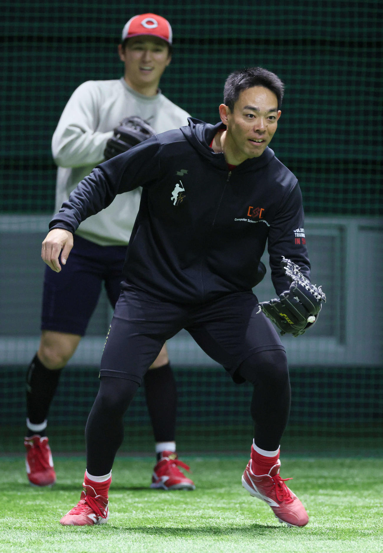 ノックを受ける広島秋山。後ろは佐々木（撮影・加藤孝規）