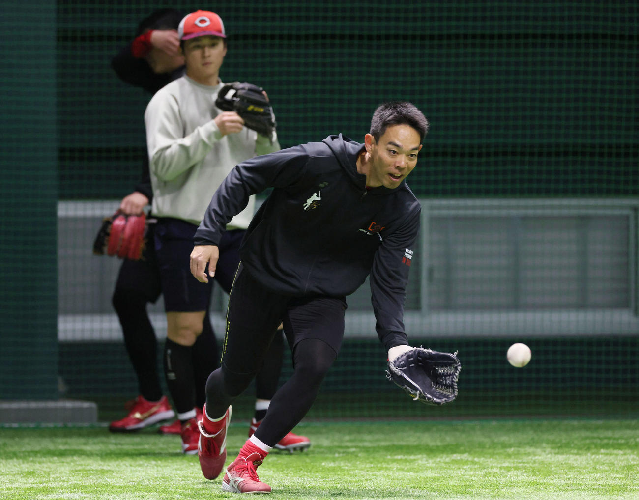 ノックを受ける広島秋山。後ろは佐々木（撮影・加藤孝規）