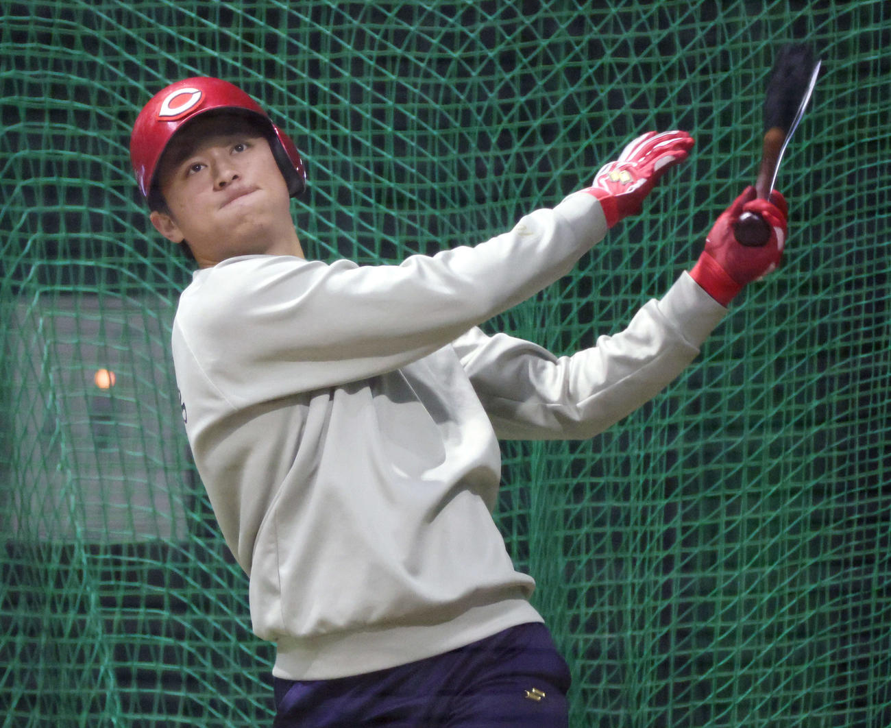 打撃練習をする広島佐々木（撮影・加藤孝規）