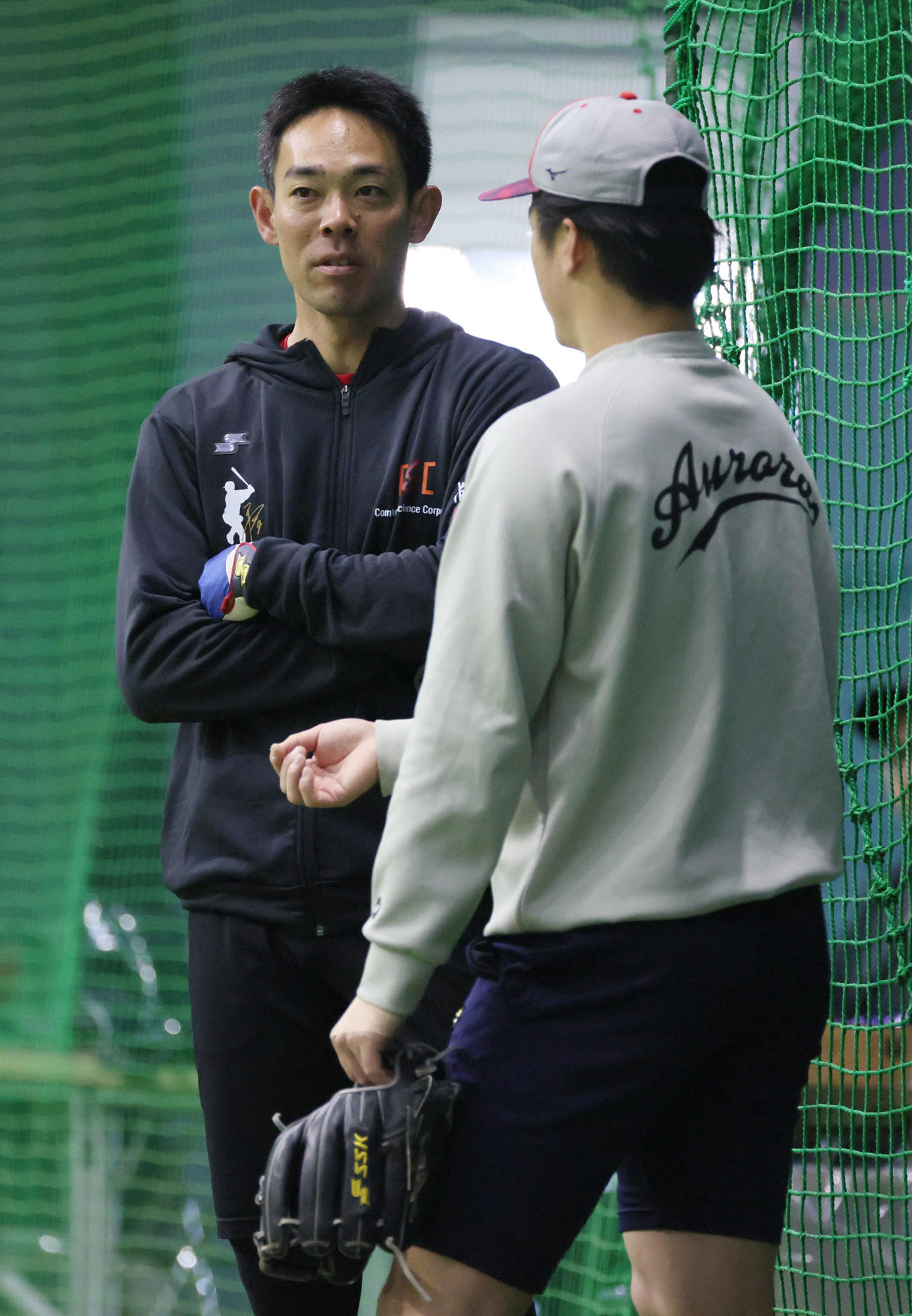 広島秋山（左）と話し合う佐々木（撮影・加藤孝規）