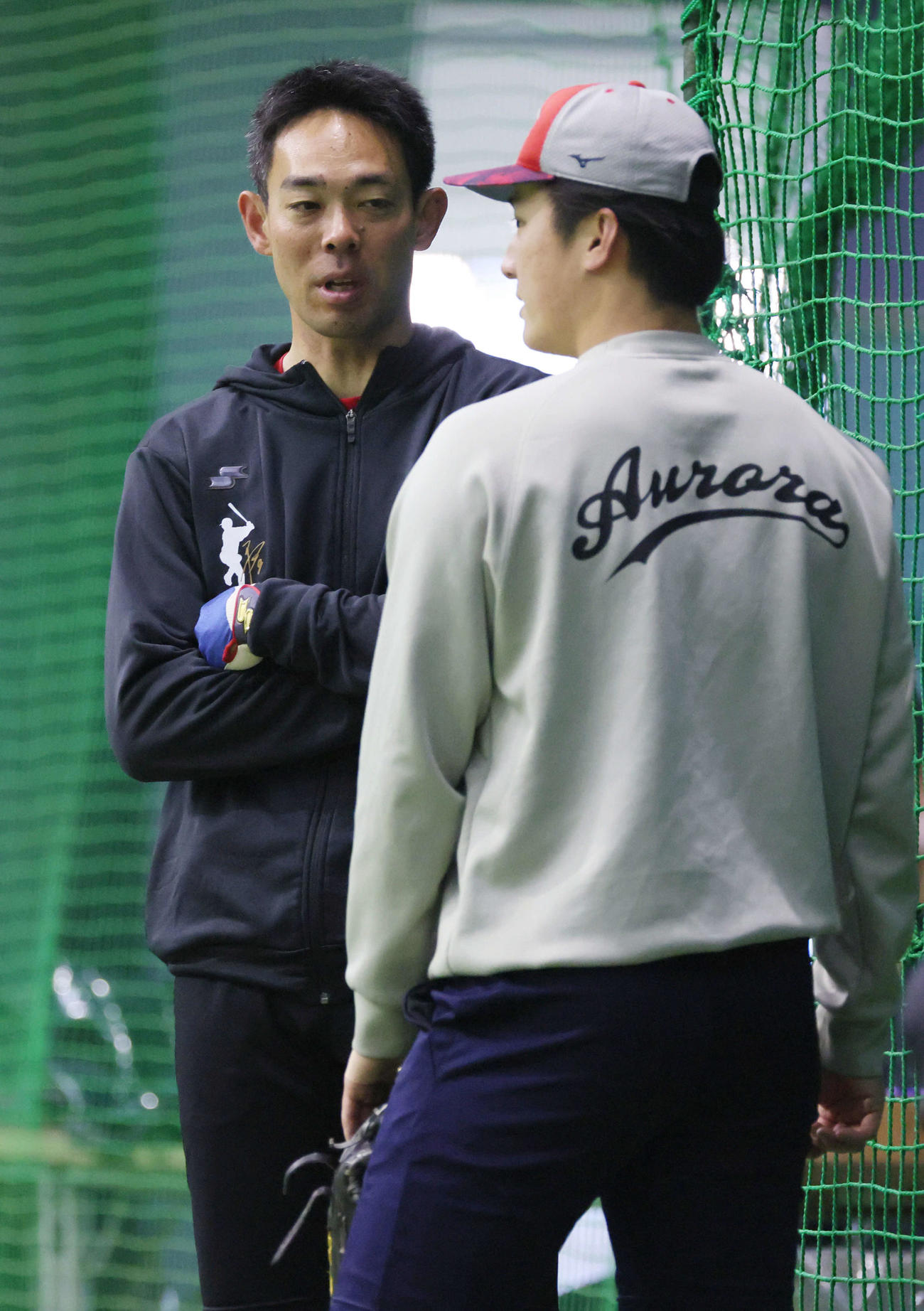 広島秋山（左）と話し合う佐々木（撮影・加藤孝規）