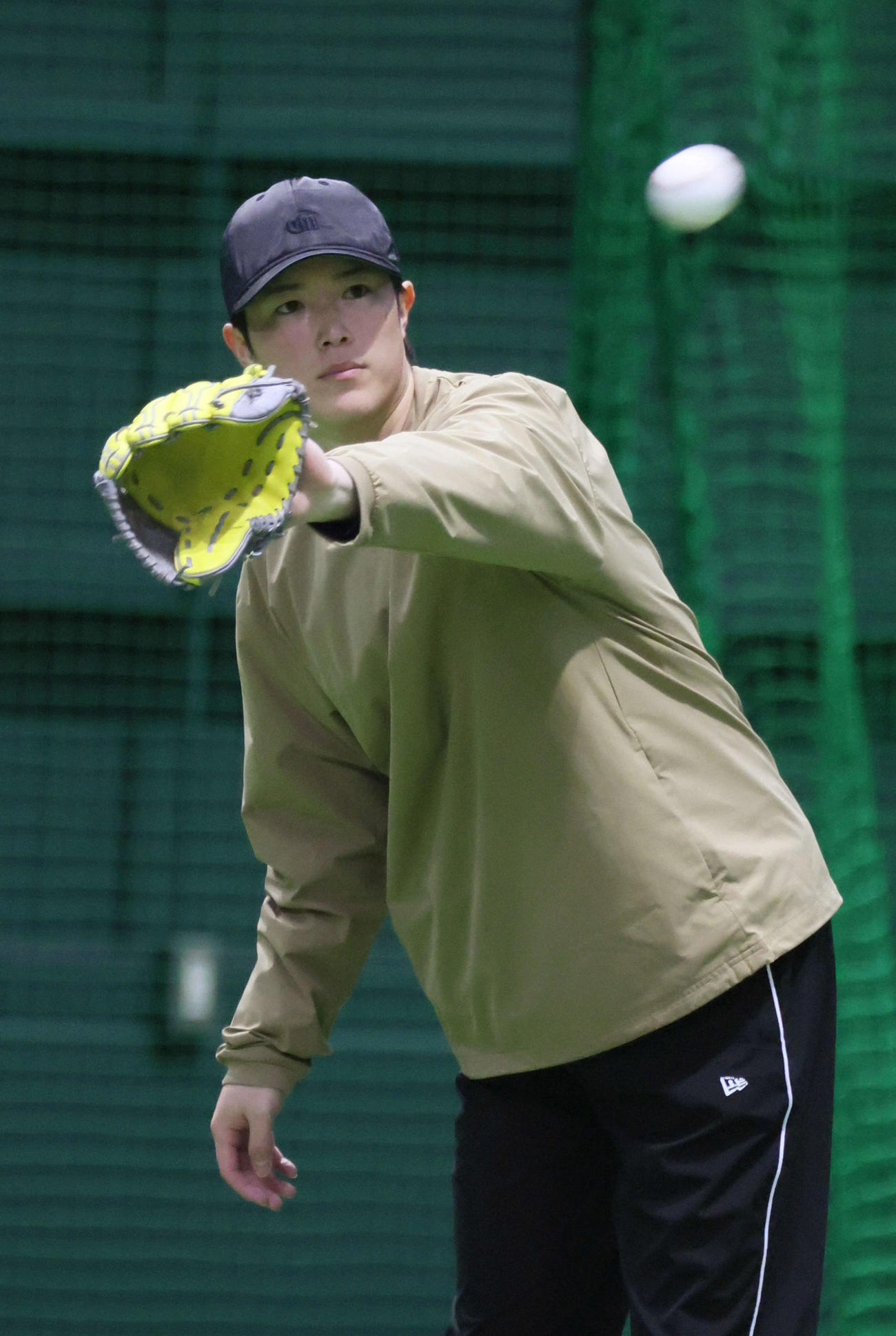 キャッチボールをする広島森下（撮影・加藤孝規）
