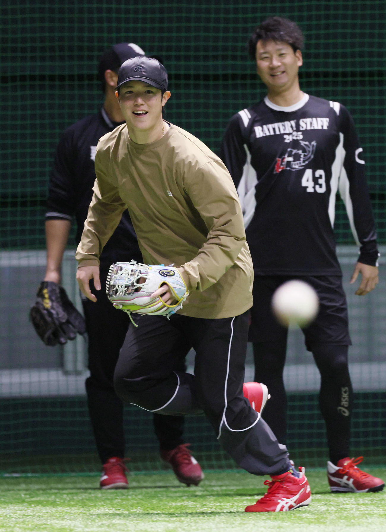 ノックを受ける広島森下。右は島内（撮影・加藤孝規）