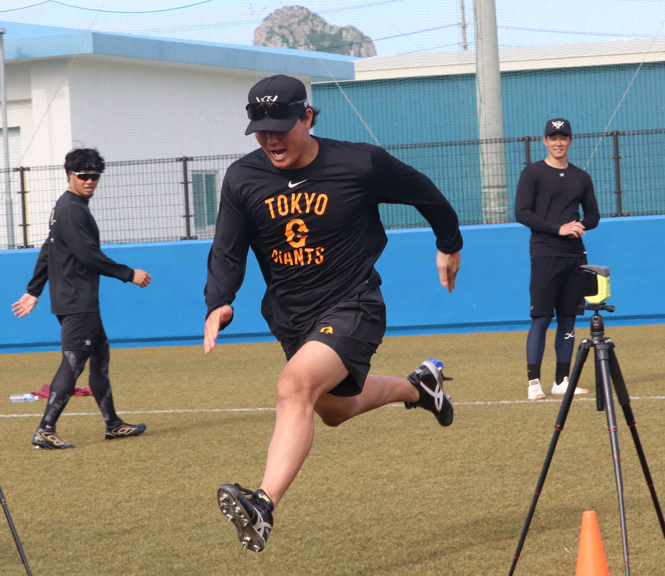 沖縄・伊江島の自主トレを公開した巨人郡（撮影・小早川宗一郎）