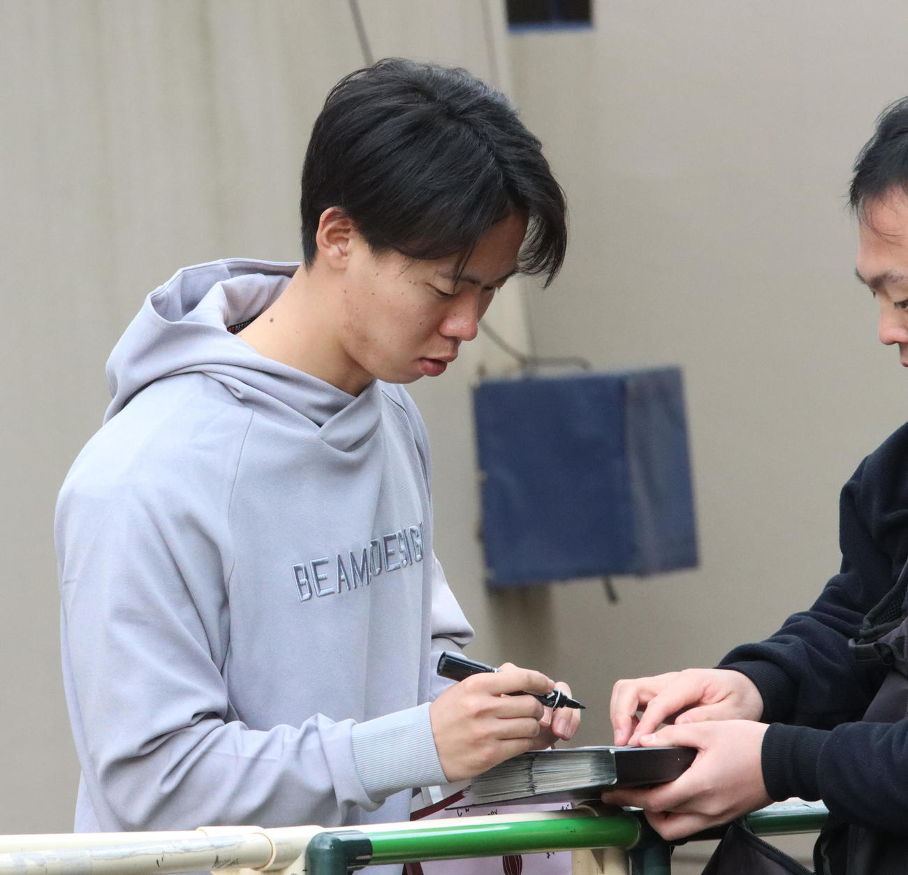 ファンサービスをする日本ハムドラフト1位の大川