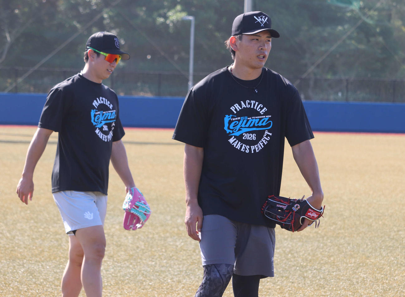 沖縄・伊江島の自主トレに参加した日本ハム野村（右）と巨人松本（左）（撮影・小早川宗一郎）